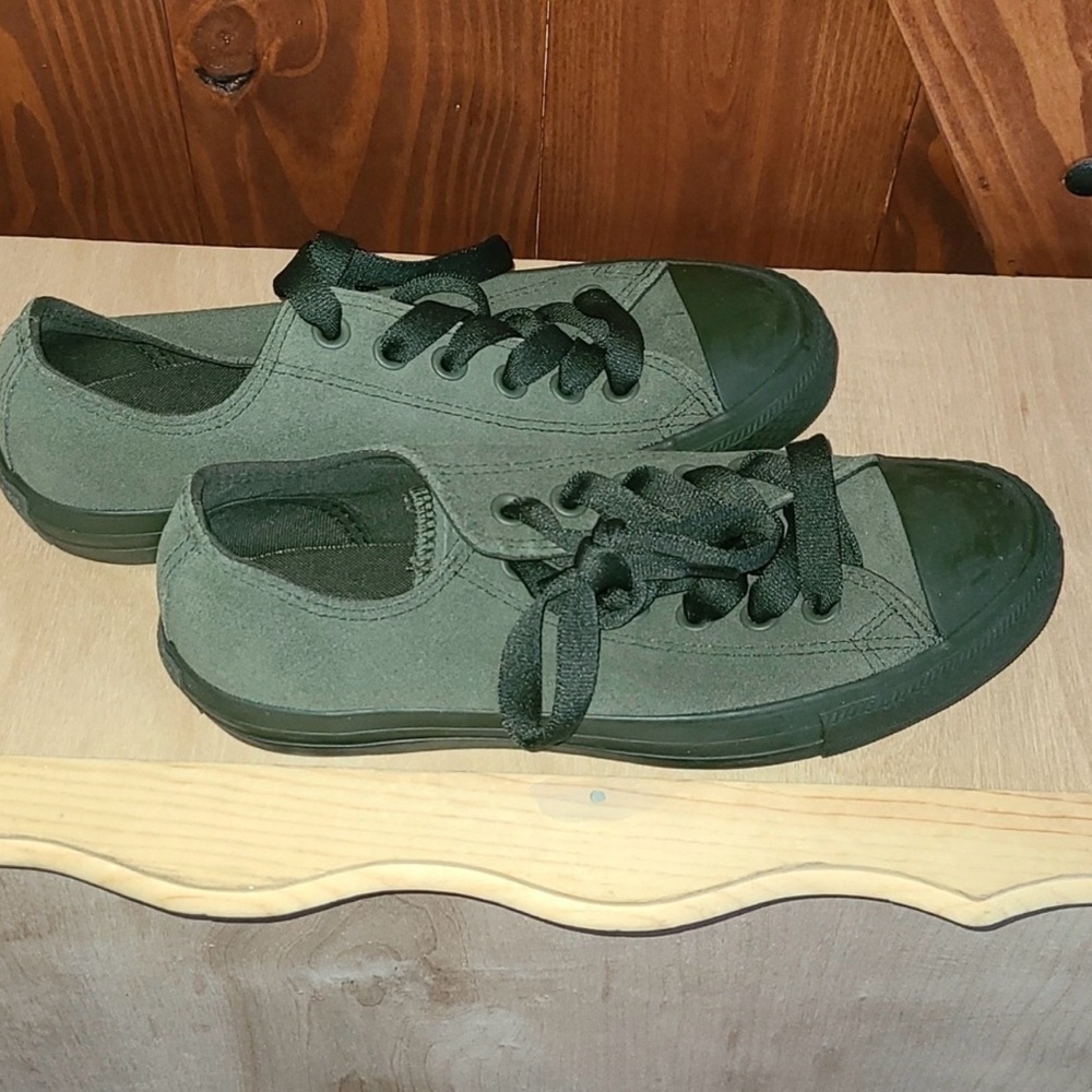 Converse monochrome green canvas sneakers size 7